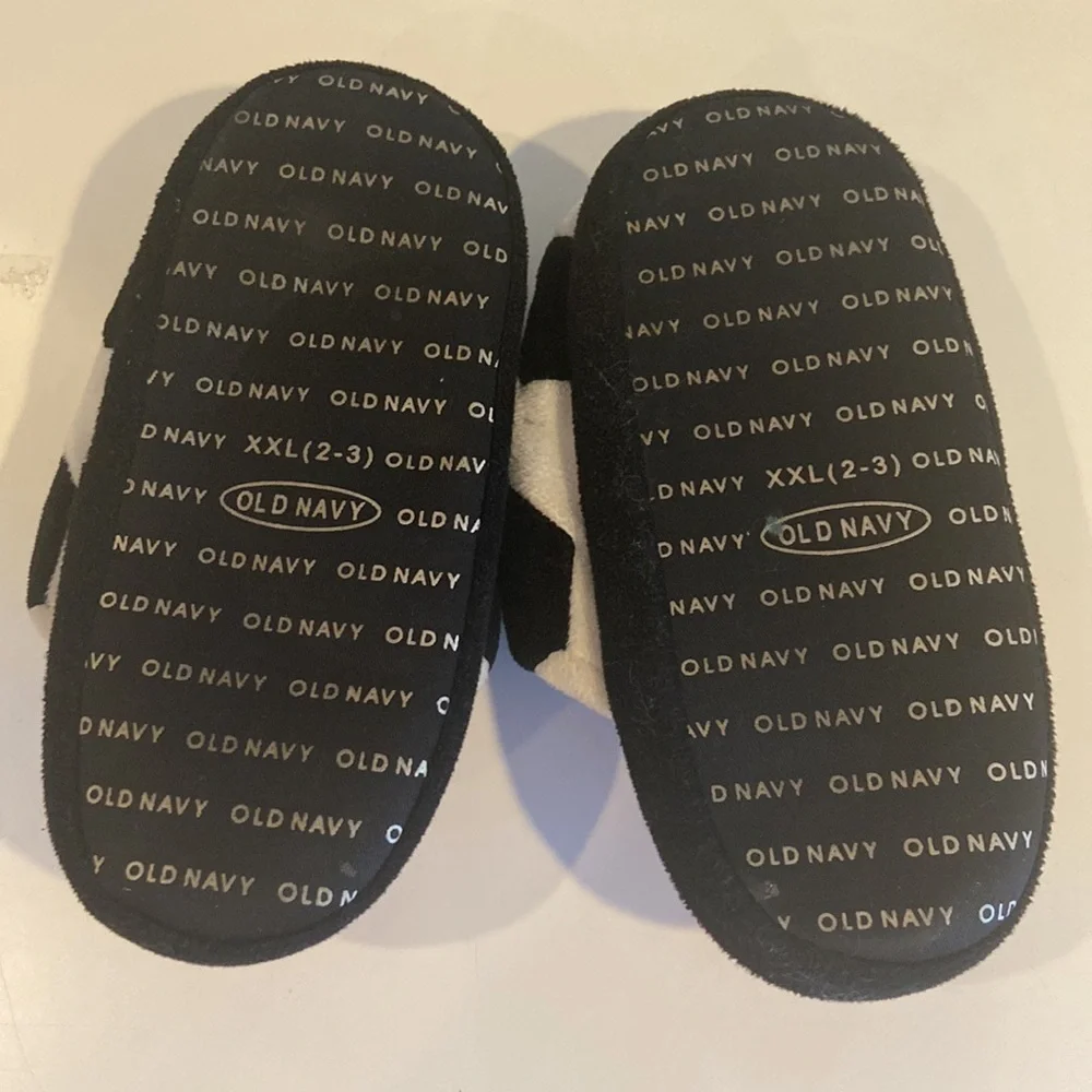 𝅺Old Navy Kids Soccer Ball Slippers with Red Interior Size XXL (2-3)